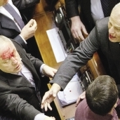آثار الدماء على وجه أحد أعضاء البرلمان الأوكرانى بعد لكمة