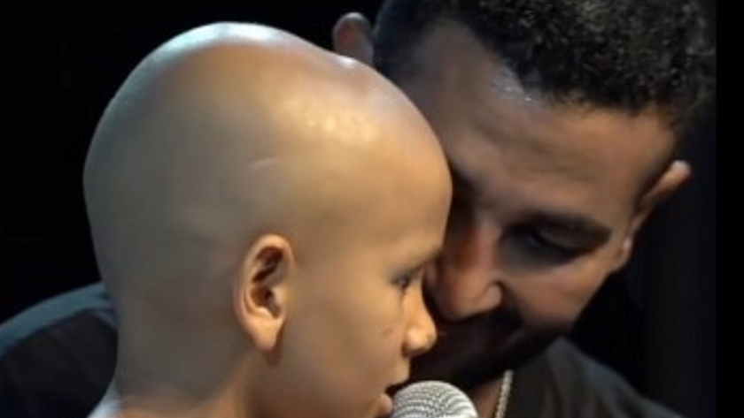 أحمد سعد يشارك الغناء مع الطفل