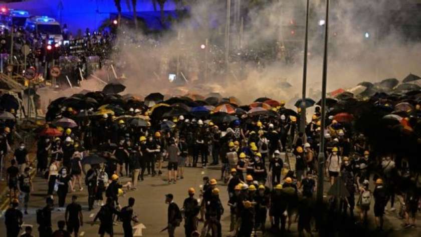 المتظاهرين يقتحمون البرلمان في هونج كونج