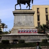 ملصقات المرشحين على تمثال محمد على بالإسكندرية