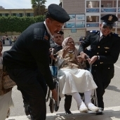 الشرطة تنقل «مُسنّة» إلى لجنتها الانتخابية فى مصر الجديدة