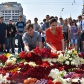 بالصور| مواطنون روس يضعون الزهور أمام السفارة الفرنسية تكريما لضحايا "نيس"