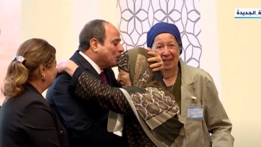 الرئيس السيسي يقبل رأس زوجة أحد أبطال حرب أكتوبر المجيدة