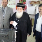مطران أسوان خلال مشاركته في انتخابات سابقة