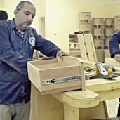 بعض العاملين داخل ورشة «العشرى» لصناعة الأثاث