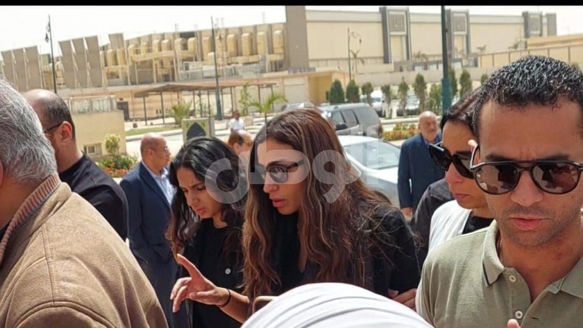 دينا الشربيني أثناء تشييع جثمان والدها