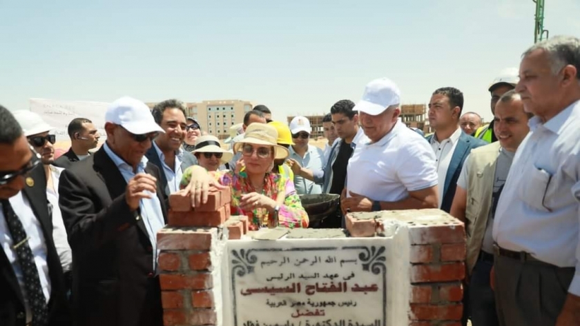 وزيرة البيئة ومحافظ الوادي الجديد يضعان حجر أساس محطة الطاقة الشمسية