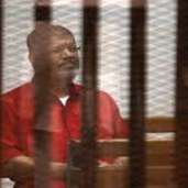 الرئيس المعزول محمد مرسي فى احدى جلسات محاكمته