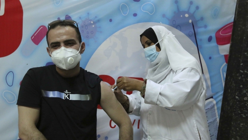عمليات تطعيم المواطنين  المصريين بمصل كورونا