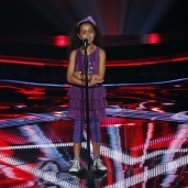 طفلة تغني في البرنامج