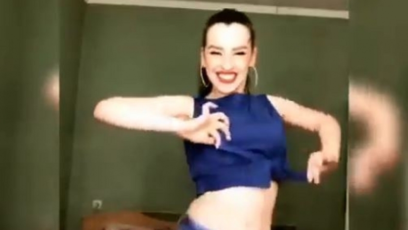 فتاة برازيلية ترقص على مافيا