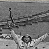 أحد الجنود يحتفل بنجاح مصر في عبور خط بارليف - صورة أرشيفية