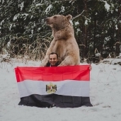 أحد المصريين مع الدب في روسيا