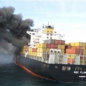 حريق في عدة حاويات على ظهر سفينة إيرانية أصيبت بصاروخ شرق المتوسط