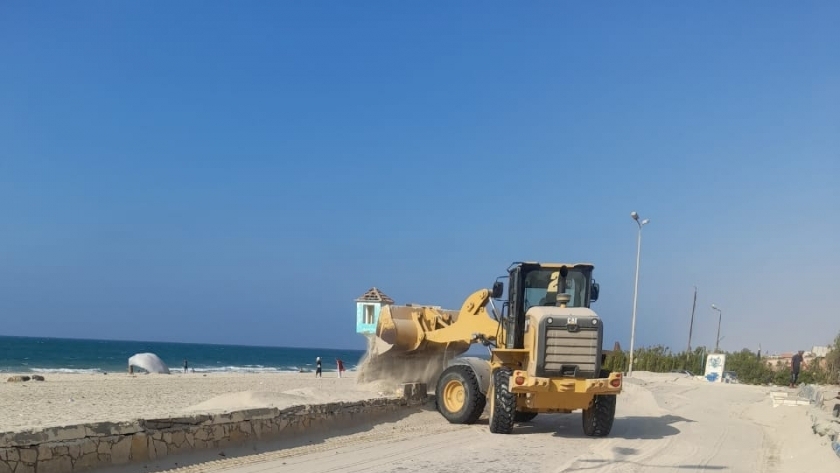 إزالة الرمال من ساحل العريش
