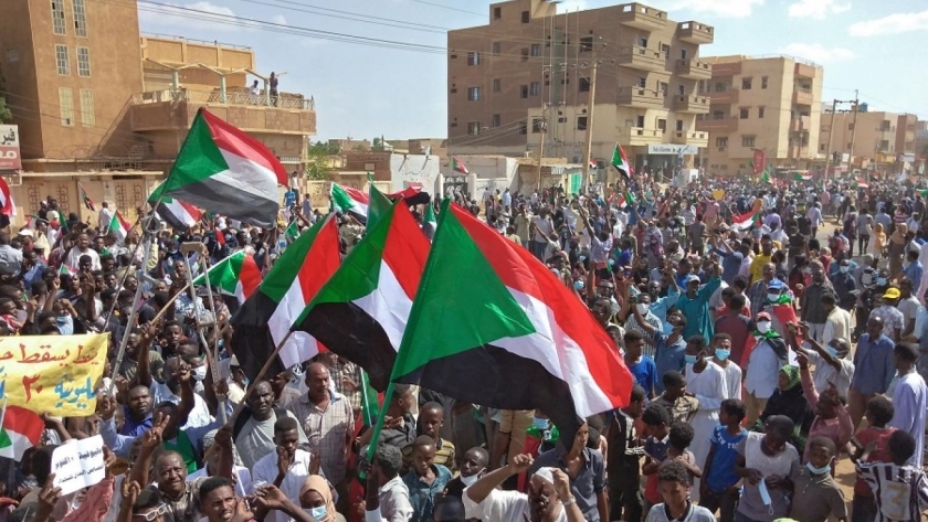 مواطنون يتظاهرون في السودان- أرشيفية