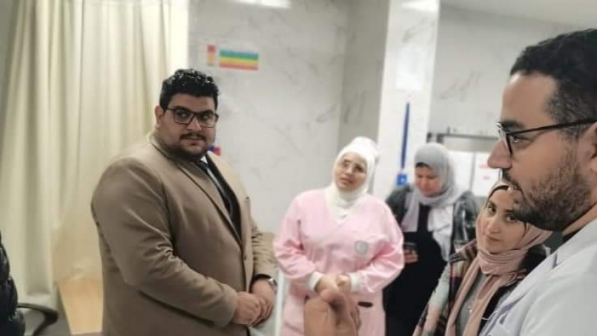 الدكتور محمد سامي خلال تفقده مركز الإسماعيلية الطبي
