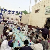 مائدة الإفطار تجمع العشرات فى ساحة المسجد
