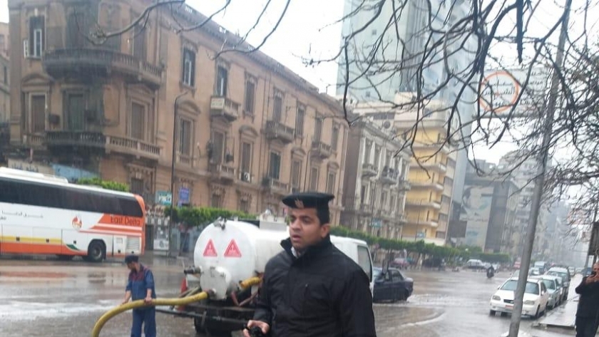 ضباط القاهرة اثناء سحب مياه الامطار