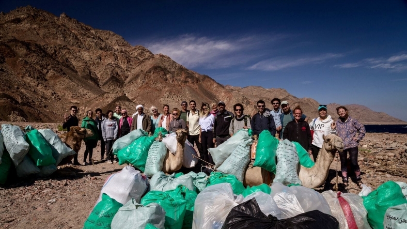 مبادرة بحمية وادي جالوم في دهب لجمع المخلفات