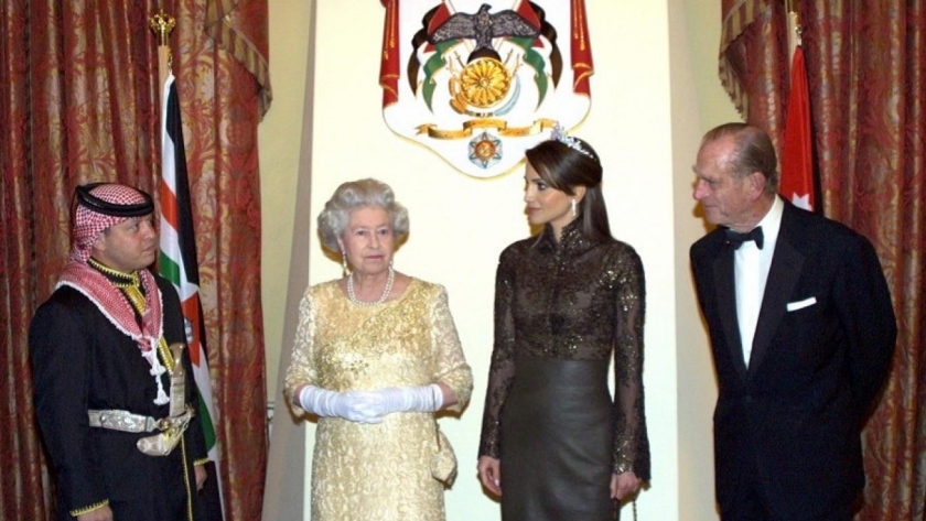 الملكة رانيا وملكة بريطانيا الراحلة