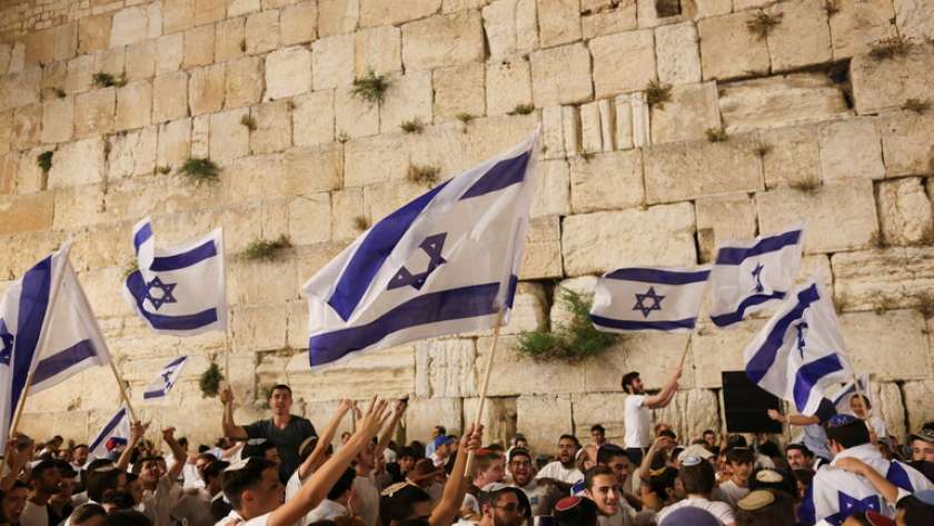 مستوطنون يحملون الأعلام الإسرائيلية فى القدس بفلسطين