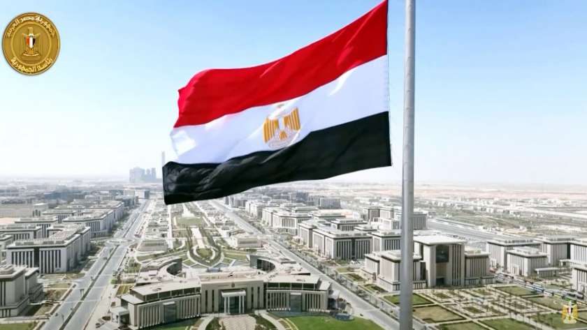 علم مصر يزين أطول سارى في ساحة الشعب