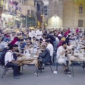 المئات اتخذوا من ساحة الحسين مكاناً للإفطار فى رمضان