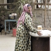 تبيع «منى» العيش الشمسى أمام منزلها