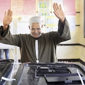 أحد الناخبين سعيداً بعد الإدلاء بصوته فى الانتخابات البرلمانية «صورة أرشيفية»