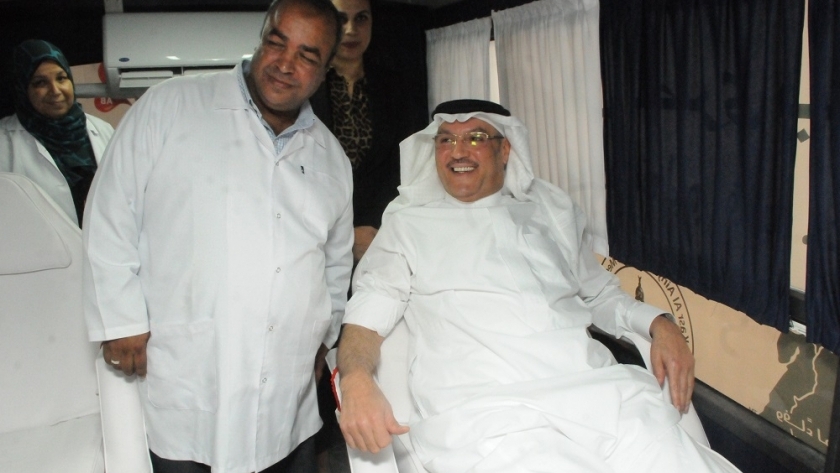 السفير السعودي خلال التبرع بالدم