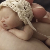 كندية تصنع منحوتات لرضع