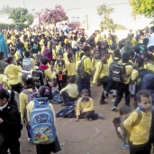 اعتصام تلاميذ مدرسة لغات بالمنيا احتجاجاً على إعادة أبناء ضابط