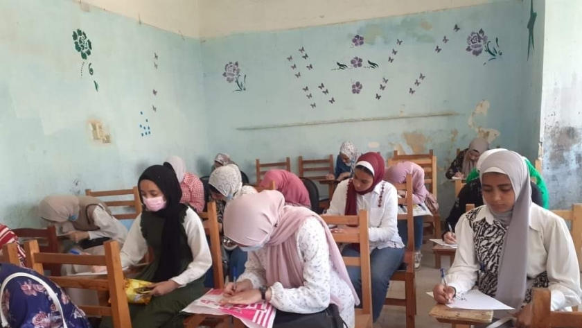 طلاب الشهادة الإعدادية أثناء أداء الامتحانات