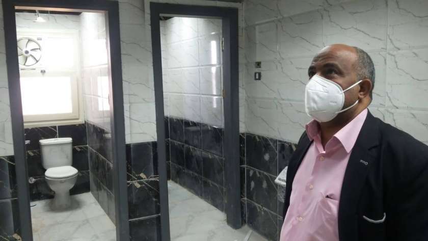 مدير مستشفى أسوان الجامعى يتفقد حمام عثر بداخله على جثة طفل رضيع
