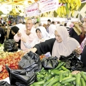 توافد المصريين على الأسواق استعداداً لرمضان