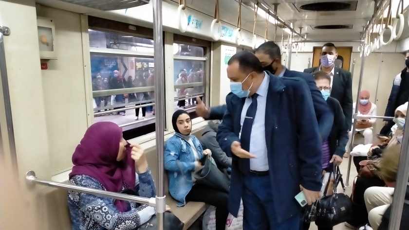 حملات داخل عربات مترو الأنفاق لضبط المخالفين لتعليمات ارتداء الكمامات لمواجهة كورونا