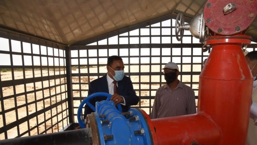 اللواء خالد شعيب محافظ مطروح خلال تشغيل بئر مياه سيوة الجديد بمنطقة الأمهات
