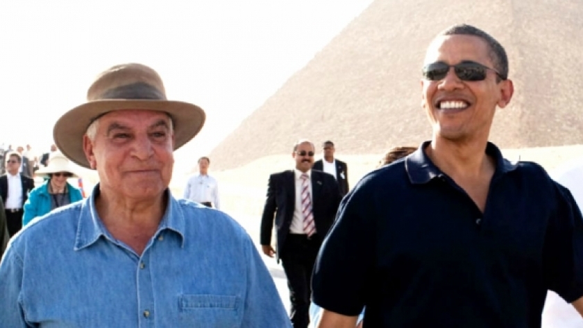 زاهي حواس برفقة أوباما في زيارته لأهرامات الجيزة