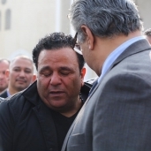 انهيار محمد فؤاد بالبكاء أثناء جنازة شقيقه
