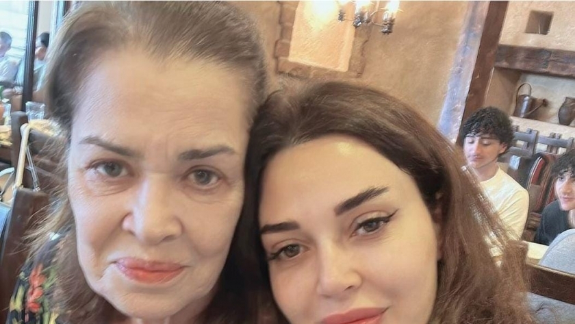 سيرين عبد النور مع والدتها