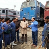 "حتاتة" يلتقى العمال أثناء تعقيم وتنظيف القطارات صورة أرشيفية