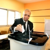 محافظ القاهرة خلال الإدلاء بصوته في الانتخابات الرئاسية