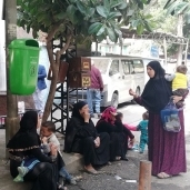 أمهات مع أطفالهن المرضى أمام «أبوالريش»