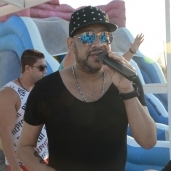 بالصور| عصام كاريكا يشعل حفل "وايت بيتش" بأجمل أغانيه في مارينا بالساحل الشمالي