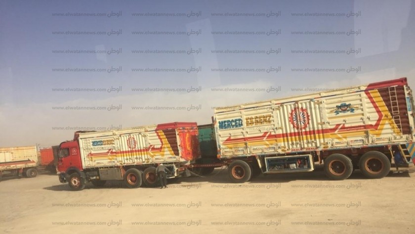 سيارات النقل الثقيل المحملة بالبضائع تقف على جانب طريق مطروح السلوم امام مدينة النجيلة
