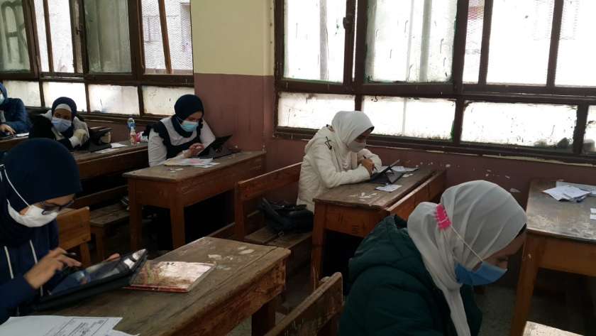 طالبات أولى ثانوي أثناء أداء امتحانات صباح اليوم