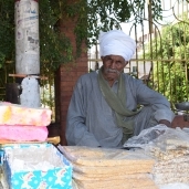 «عبدالمنعم» يجلس أمام فرشته فى الشارع