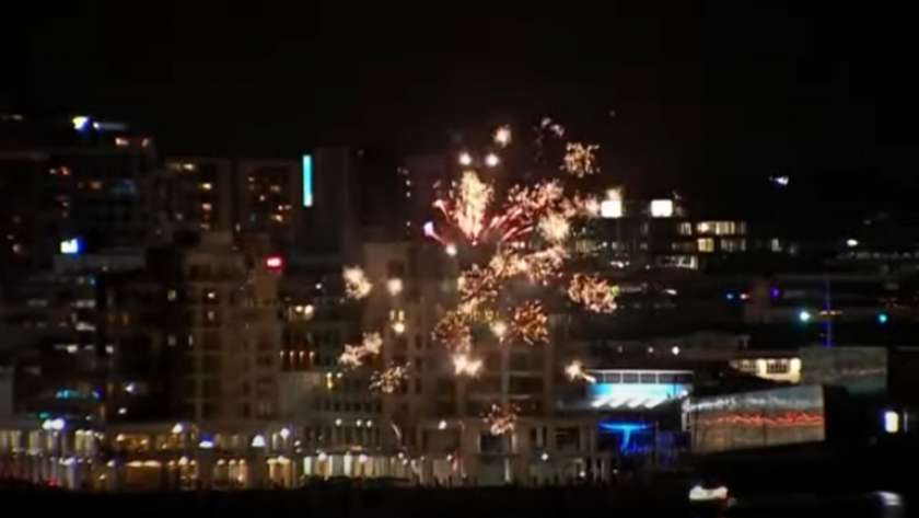 الألعاب النارية تزين سماء نيوزيلندا احتفالا بالعام الجديد