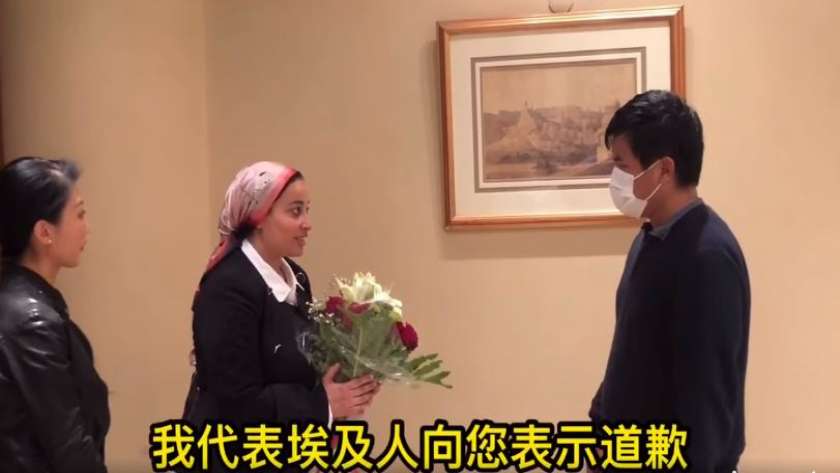 رشا محمد  أثناء اعتذارها للشاب الصيني الذي تعرض للتنمر